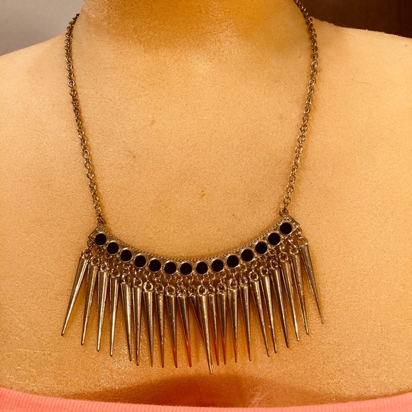 Jewelry - Cute black and gold tone necklace